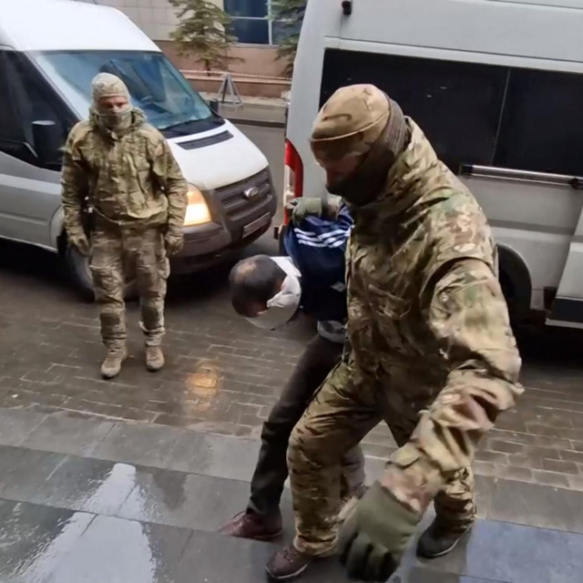 Dovođenje na sud jednog od osumnjičenih za napad