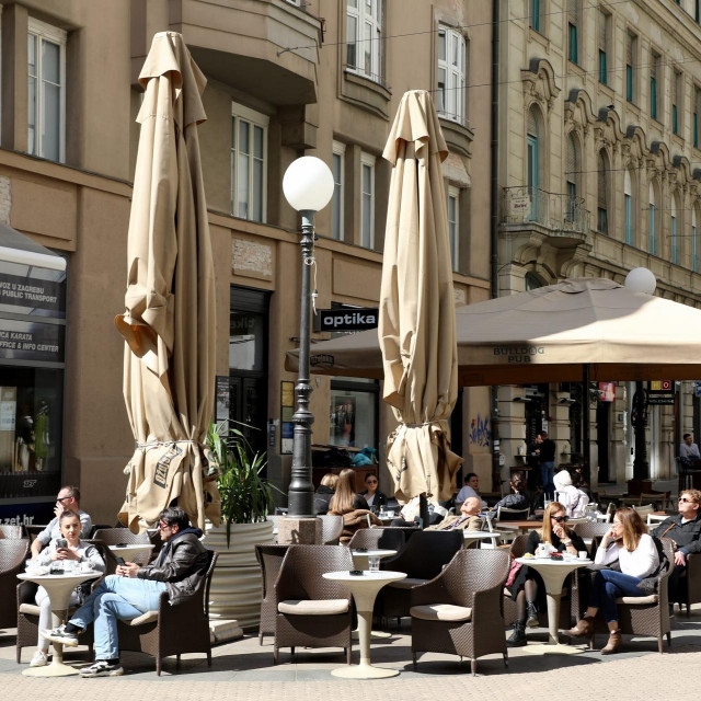 Zagreb, 110422.
Bogoviceva.
Terasa kafica Bulldog na uglu Bogoviceve i Petriceve ulice.