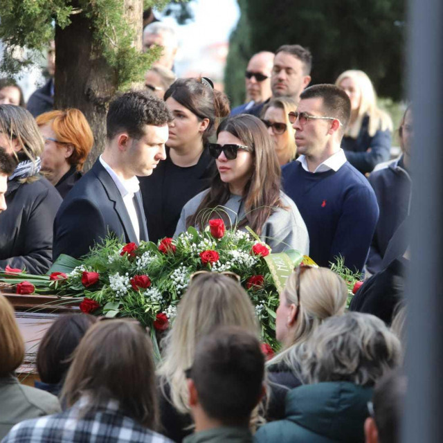 Sprovod 32-godišnjakinje koja je poginula u prometnoj nesreći koja se dogodila u subotu, 23. ožujka, u Kaštel Sućurcu