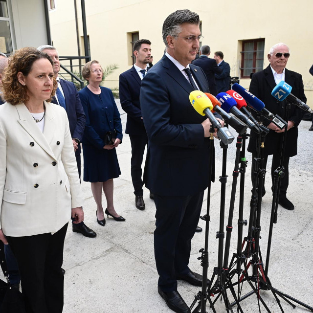 Andrej Plenković na uskrsnoj misi s kandidatkinama za izbore Ninom Obuljen Koržinek i Alemkom Markotić
 