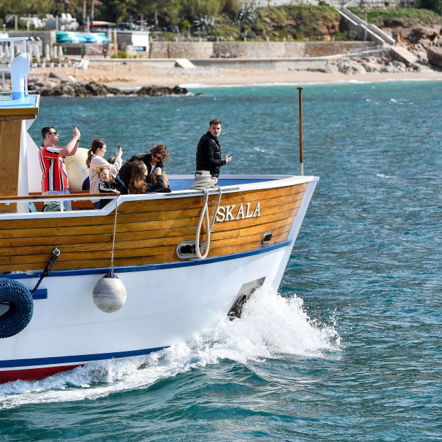Brod na putu za otok Lokrum/Ilustracija
