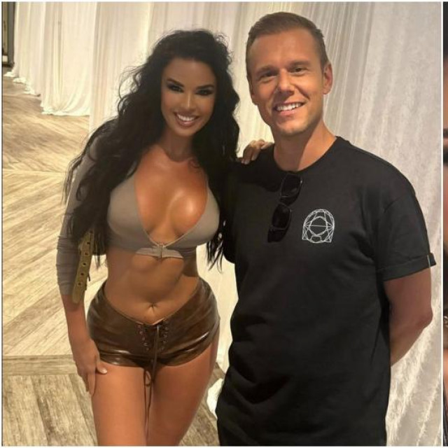 Knoll Doll u društvu Armina Van Buurena i njenih poklonika u Miamiju