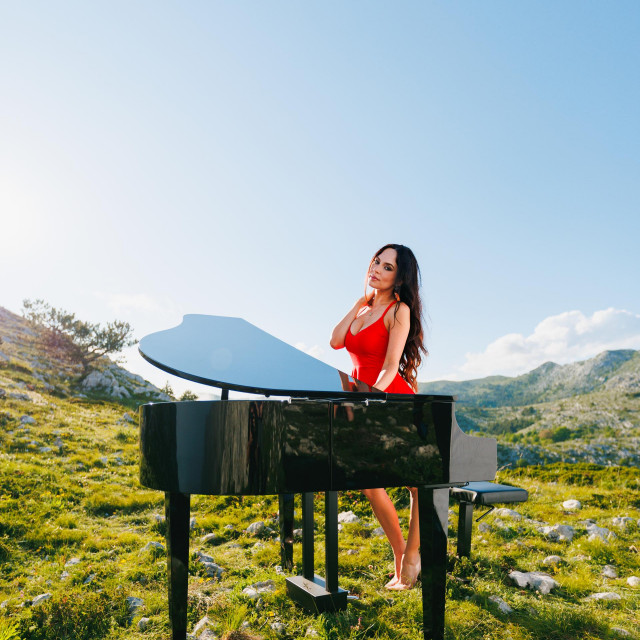 Lola Astanova