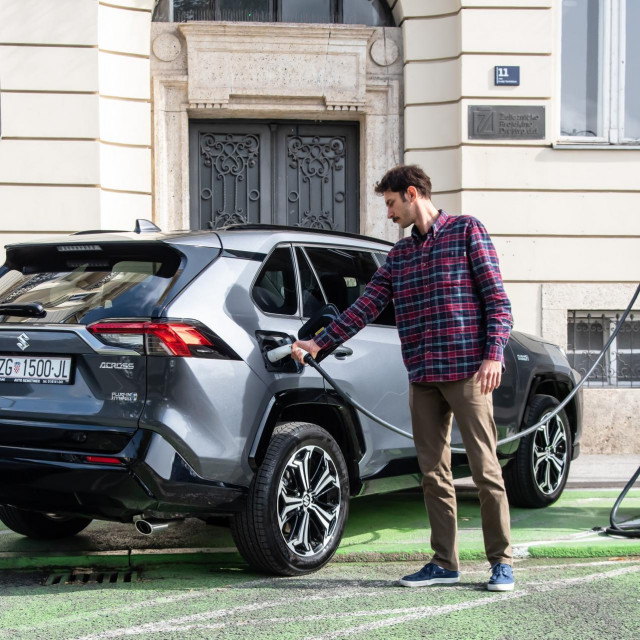 Punjenje automobila (ilustracija)