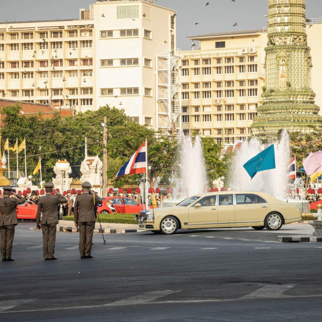 Manekenka zbog fotografiranja ispred kipa kralje Rame zakonski kažnjena
