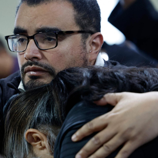 Ljudi na misi za žrtve rušenja mosta Francis Scott Key u baptističkoj crkvi Mount Olive u Baltimoreu