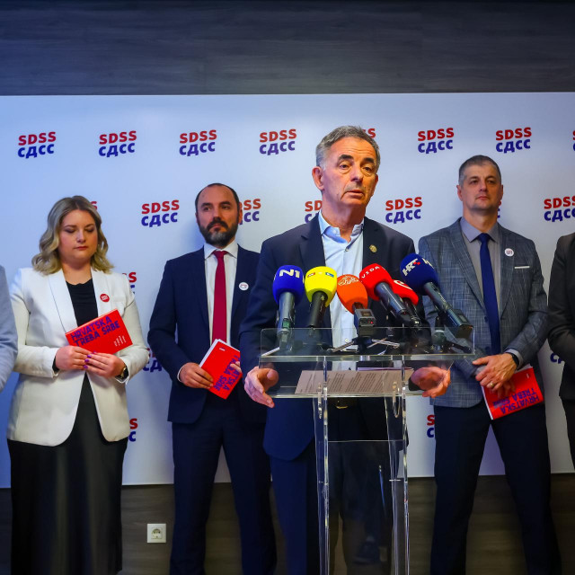 Milorad Pupovac s najbližim suradnicima