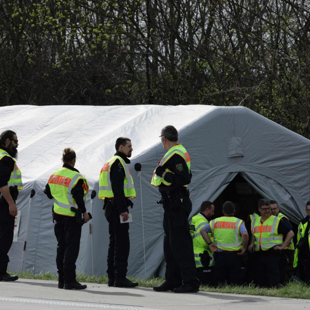 Policajci na sutocesti A9, nakon nesreće u kojoj je smrtno stradalo petero ljudi

 