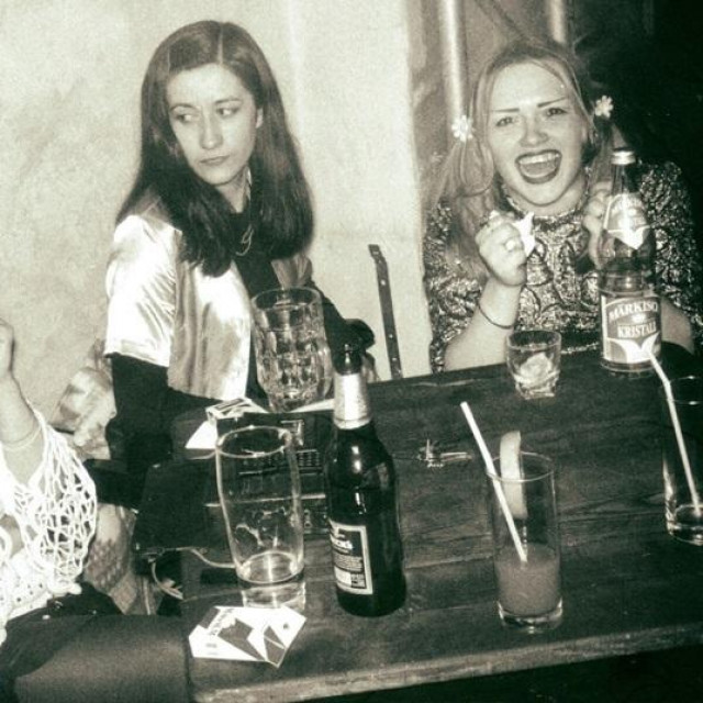Ivanka Mazurkijević; Na fotografiji desno: Sanja Fišter i Ivanka Mazurkijević s prijateljicom Romanom (lijevo) u berlinskom klubu ACUD 1996.