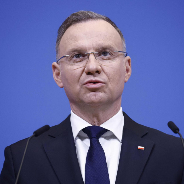 Ministrica zdravstva Izabela Leszczyna najavila je prošli tjedan da će vlada, ako Duda blokira zakon, omogućiti da recepte izdaju ljekarnici koji prodaju pilulu
