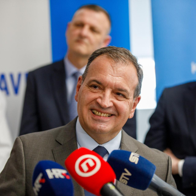 Vili Beroš, ministar zdravstva