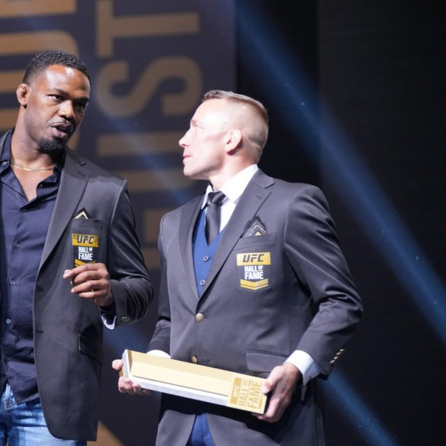 Georges St-Pierre (desno) i Jon Jones (lijevo)