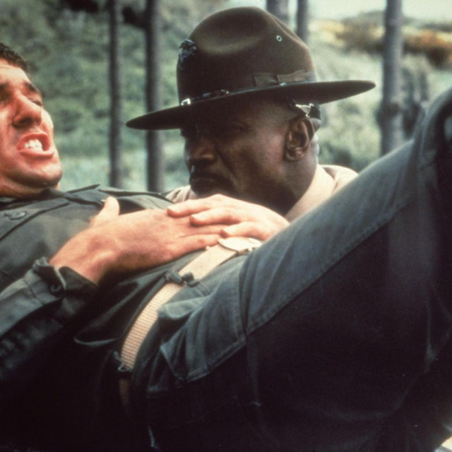 Richard Gere kao Zack Mayo i Louis Gossett Jr.kao narednik Emil Foley