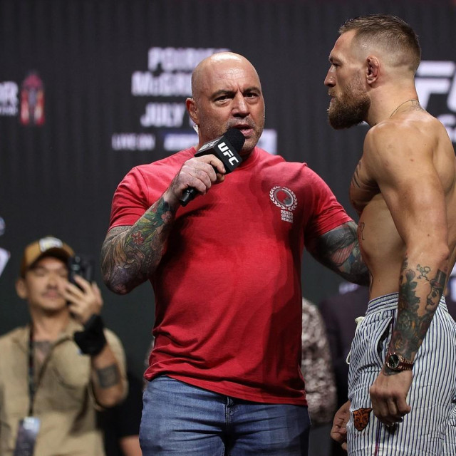 Joe Rogan (lijevo) i Conor McGregor (desno)