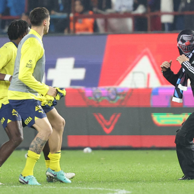 Igrači Fenerbahčea i huligan