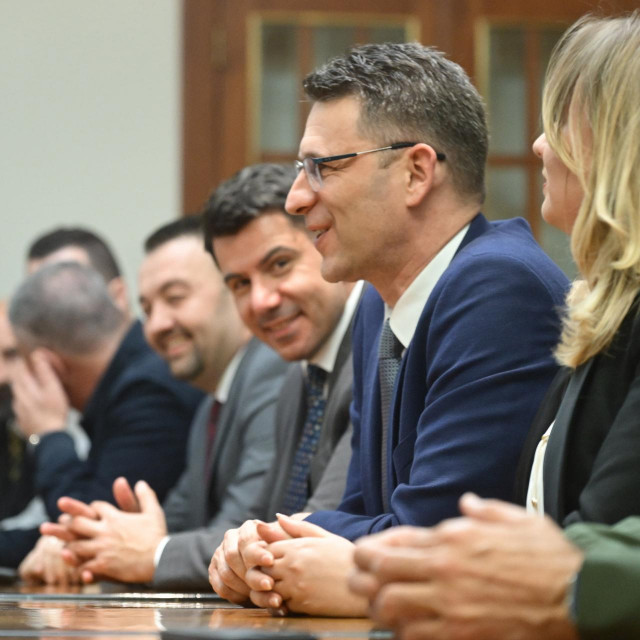 Uoči parlamentarnih izbora koji su održani 8. studenog 2015. godine, predsjednik Mosta Božo Petrov kod javnog je bilježnika potpisao izjavu