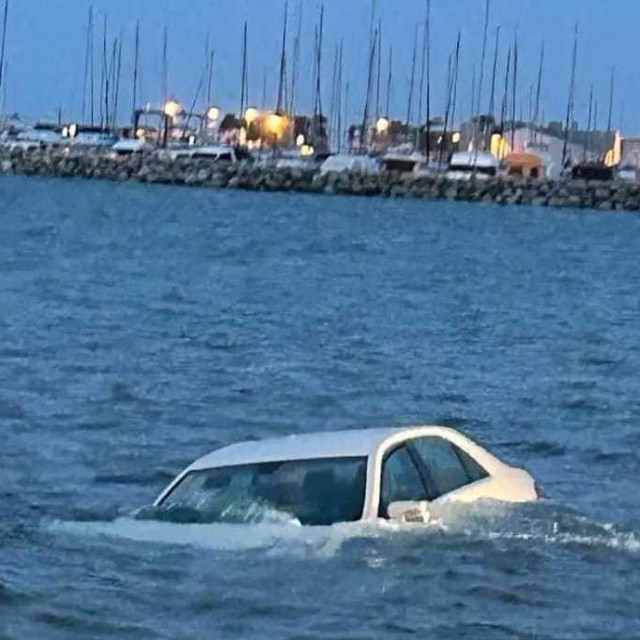 Mercedesom je sletio u more