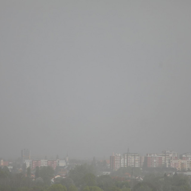 Velika količina saharskog pijeska zamutila je nebo, a stigla je u snažnoj jugozapadnoj struji koja pritječe sa Sredozemlja. Na fotografiji: Varaždin 
 