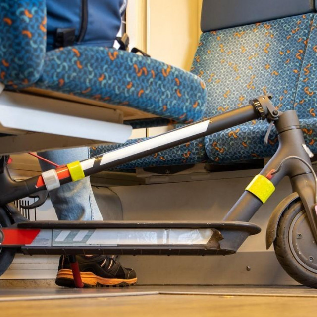 Električni romobil u javnom prijevozu (ilustracija)