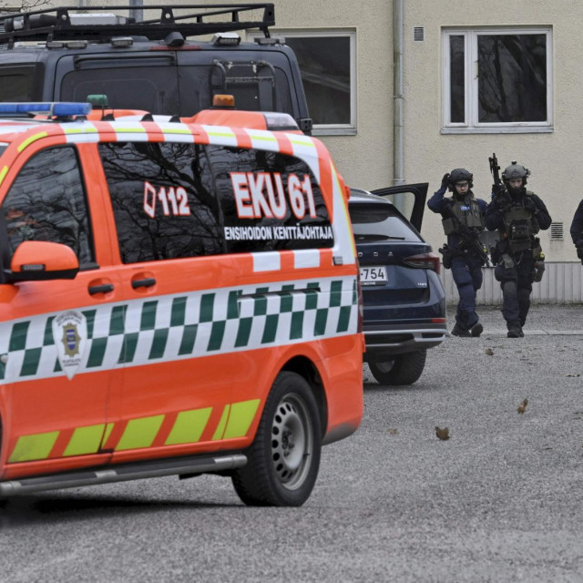 Prizori ispred škole u Finskoj u kojoj je došlo do pucnjave