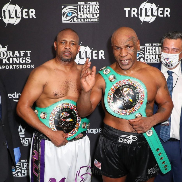 Roy Jones Jr. (lijevo) i Mike Tyson (desno)