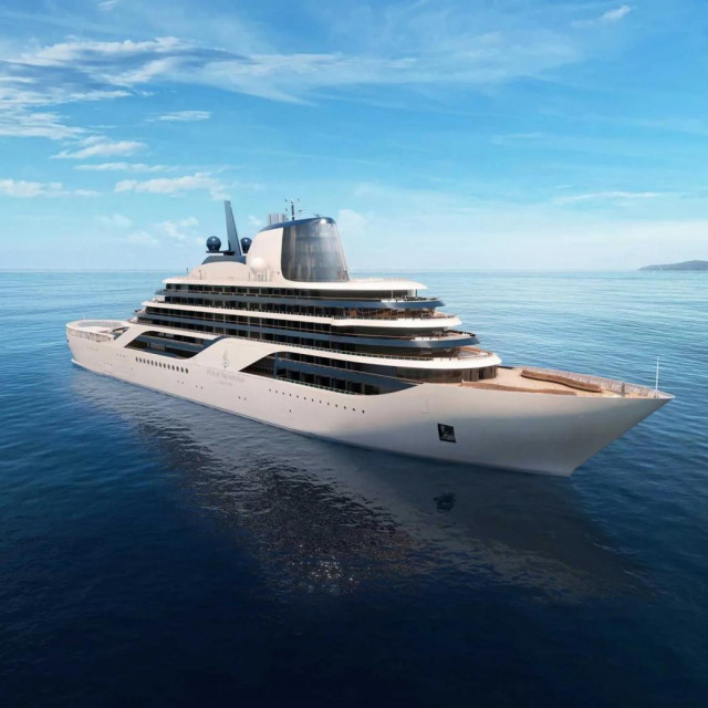 Luksuzna jahta s 14 paluba i 95 soba