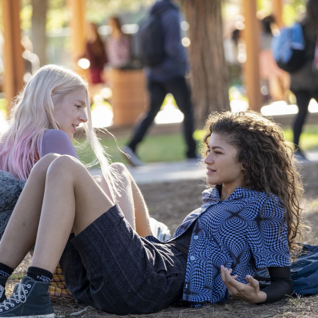 Hunter Schafer i Zendaya kao Jules Vaughn i Rue Bennet čiji odnos s velikim zanimanjem prate milijuni gledatelja 