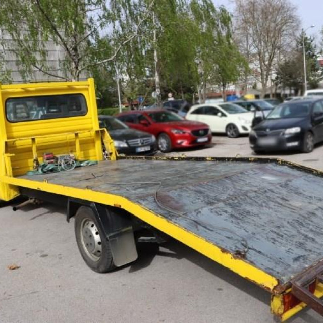 Pomoću vozila za vuču krali aute