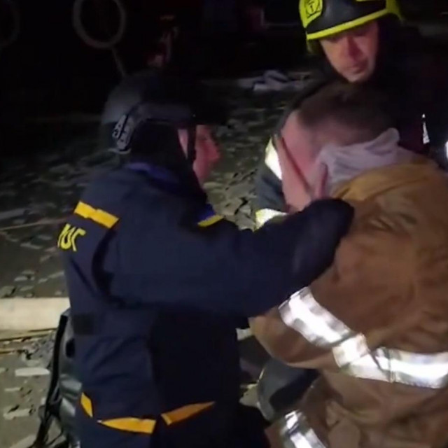 Shvativši da mu je otac ubijen, sin Volodimir je kleknuo na tlo i plakao, dok su ga dvojica djelatnika hitne pomoći tješila