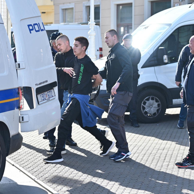 Policajci su priveli nekoliko ljudi zbog ometanja.
