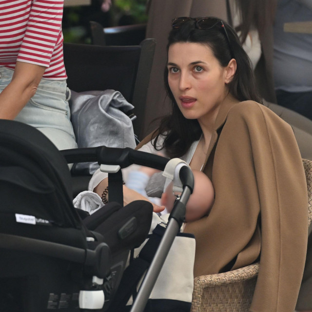 Djelatnica kabineta predsjednice Europske komisije i bivša najbliža suradnica Andreja Plenkovića, Tena Mišetić, na špici je snimljena s bebom