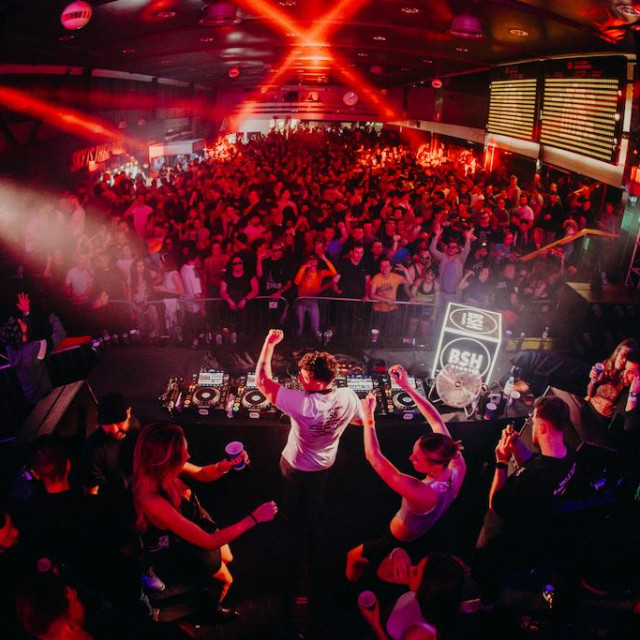 Koncert u starom terminalu Međunarodne zračne luke Zagreb