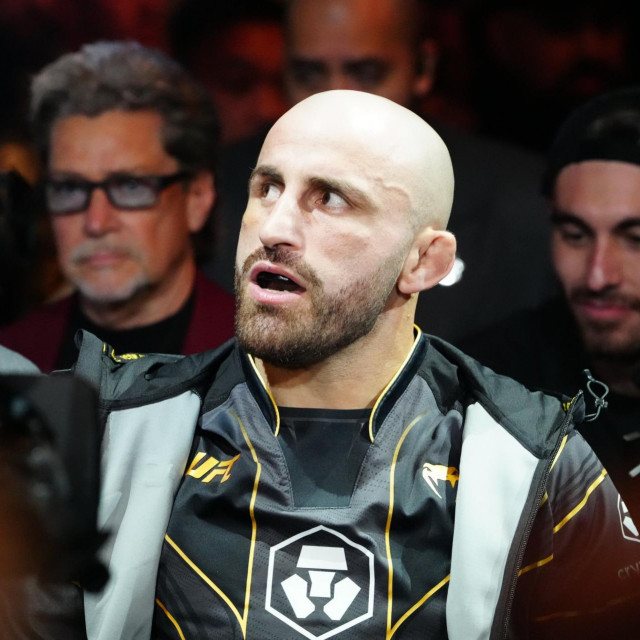 Jul 8, 2023; Las Vegas, Nevada, USA; Alexander Volkanovski (red gloves) prior to the fight against Yair Rodriguez (blue gloves) during UFC 290 at T-Mobile Arena.,Image: 788034559, License: Rights-managed, Restrictions: *** World Rights ***, Model Release: no, Credit line: USA TODAY Network/ddp USA/Profimedia