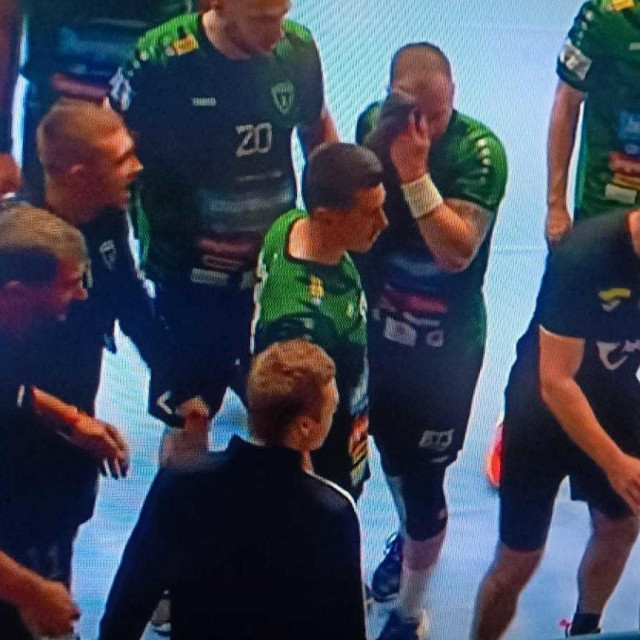 Udareni delegat Anto Josić pada na parket