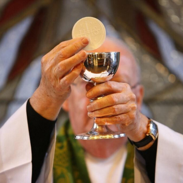 ‘Prije pričesti čovjek se ipak treba pripremiti. Nitko ne može reći da zaslužuje da se pričesti‘, kaže otac Gojko Perović (ilustracija)