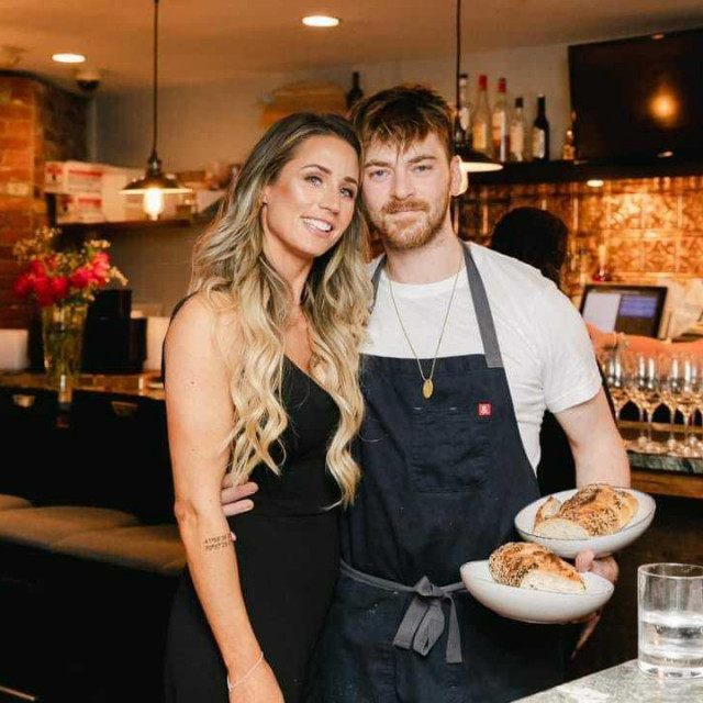 Ashley McGuire i Charles Withers