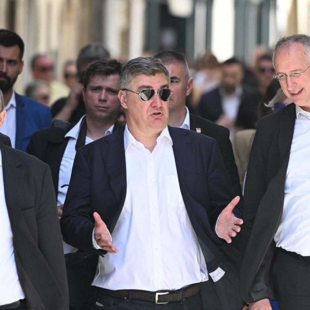 Na fotografiji: Orsat Miljenić, Ivica Puljak, Zoran Milanović


 