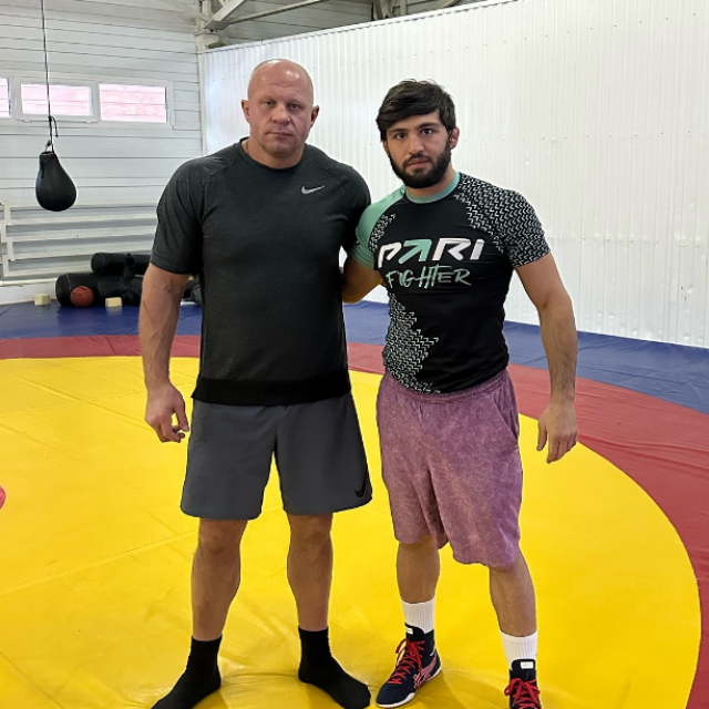Fedor Emelianenko (lijevo) i Arman Tsarukyan (desno)