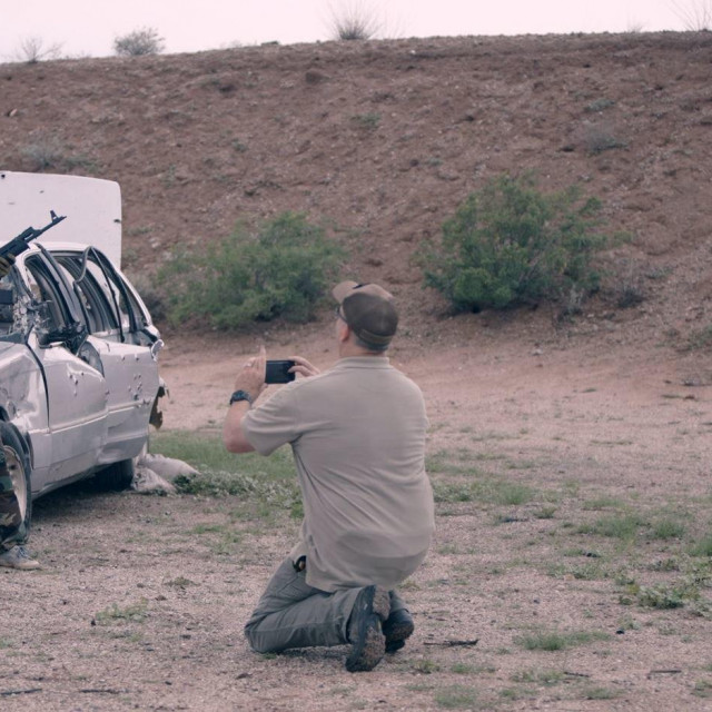 Opasna zona, jedna od protagonistkinja u potrazi za adrenalinom. Za potrebe snimanja s prve linije fronte se presvukla