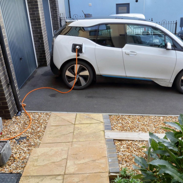 Punjenje električnog auta, ilustracija