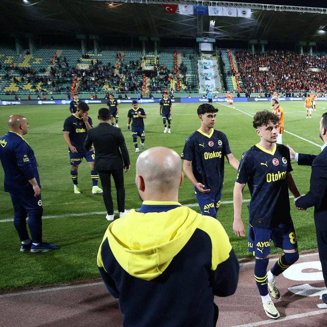 Igrači Fenerbahčea napuštaju travnjak