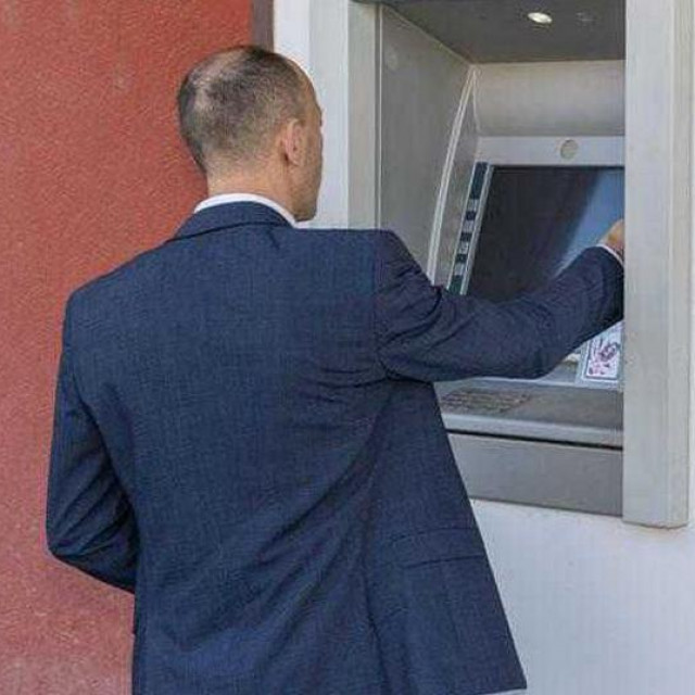 Otvaranje bankomata u Lici