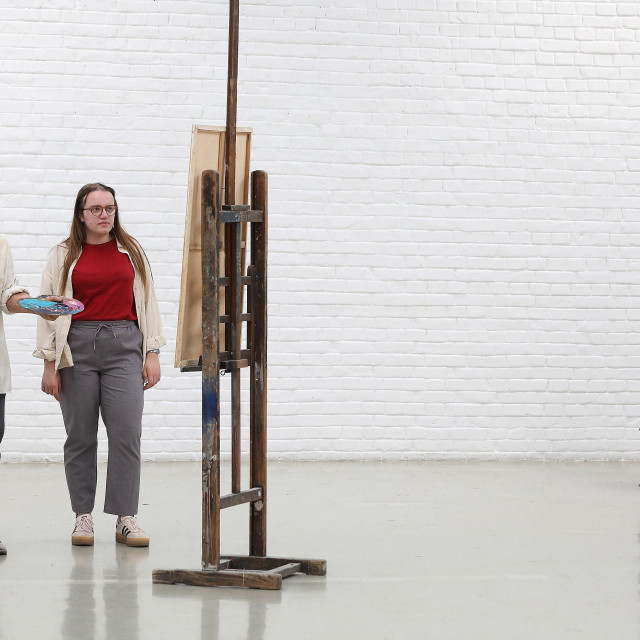 Postav izložbe, dvije skulpture i mlada kustosica