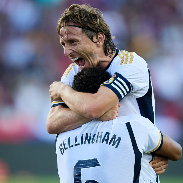 Modrić i Bellingham u zagrljaju