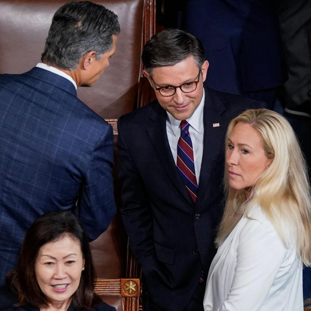 Marjorie Taylor Greene (desno) i Mike Johnson (u sredini) imaju različita stajališta o pomoći Ukrajini