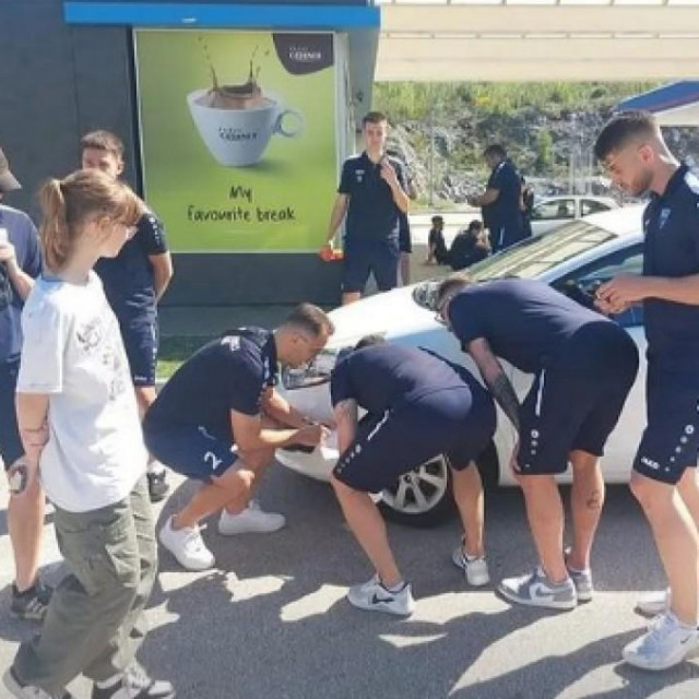 Nogometaši mijenjaju gumu