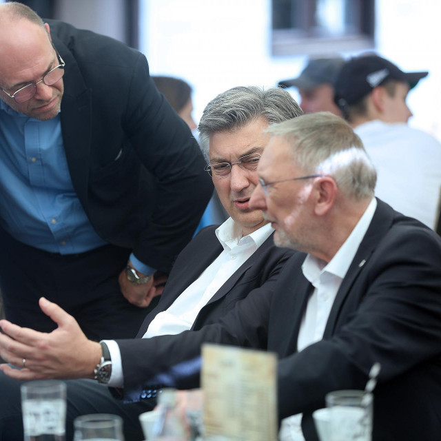 Andrej Plenković sa suradnicima na kavi na glavnom trgu u Samoboru