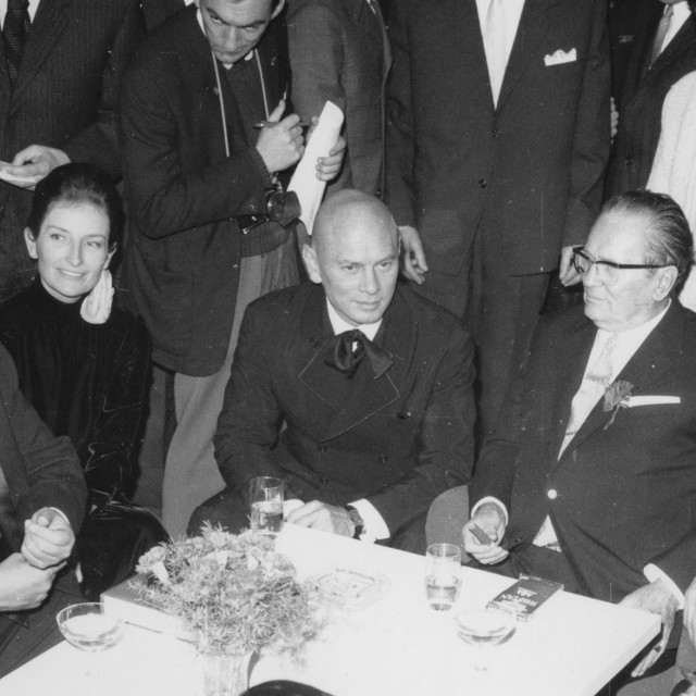 Svjetska premijera Bitke na Neretvi, među uzvanicima su i Tito i Jovanka, Orson Welles i Oja Kodar, Yul Brynner te Veljko Bulajić...