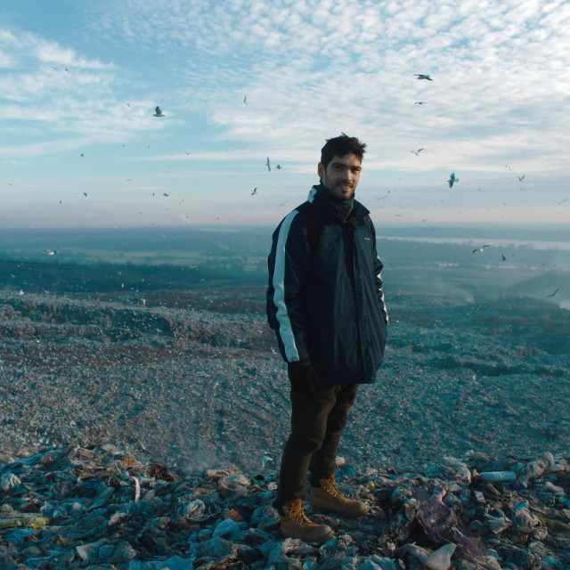Nemanja Vojiinović na deponiju gdje je snimao ”Flašaroše”