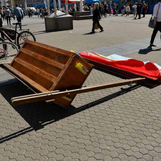 Srušeni štand HSLS-a na Trgu bana Josipa Jelačića u Zagrebu